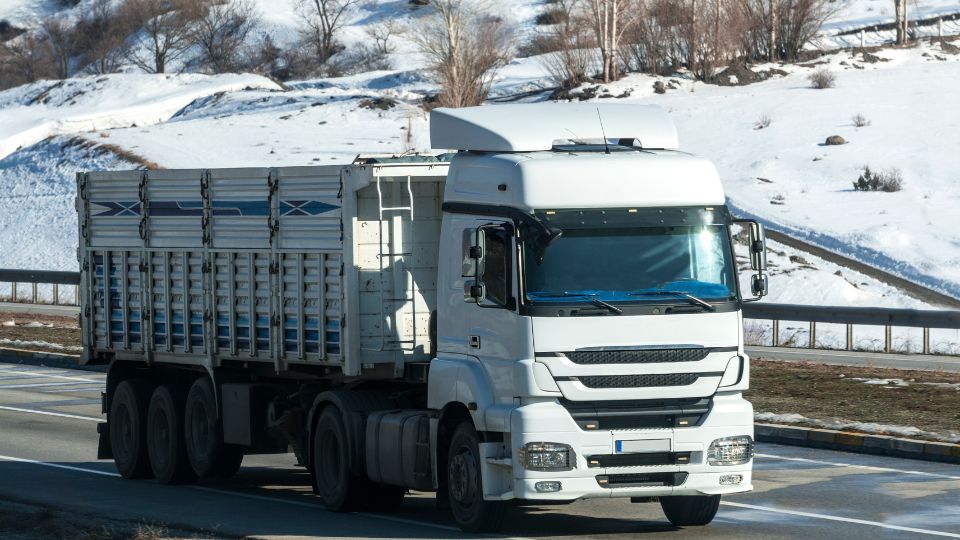un camion commercial sur la route